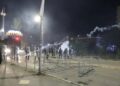 Tensionohet situata para Kuvendit, hidhen flakadanë dhe gaz lotsjellës (VIDEO)