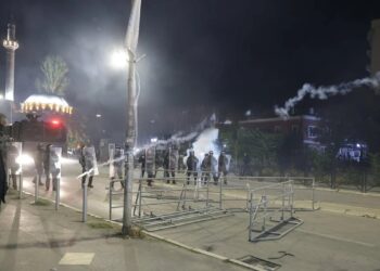 Tensionohet situata para Kuvendit, hidhen flakadanë dhe gaz lotsjellës (VIDEO)