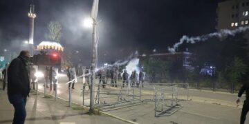 Tensionohet situata para Kuvendit, hidhen flakadanë dhe gaz lotsjellës (VIDEO)