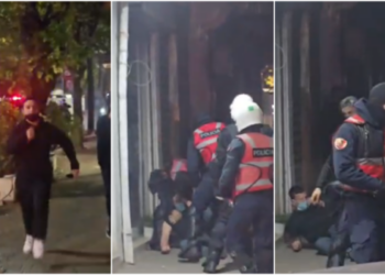 Shtatë efektivë rrethojnë protestuesin, e dhunojnë me shkopa gome dhe e shtrijnë në tokë