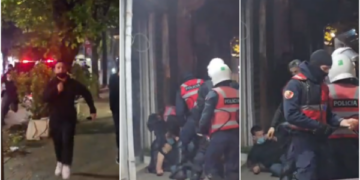 Shtatë efektivë rrethojnë protestuesin, e dhunojnë me shkopa gome dhe e shtrijnë në tokë