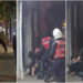 Shtatë efektivë rrethojnë protestuesin, e dhunojnë me shkopa gome dhe e shtrijnë në tokë
