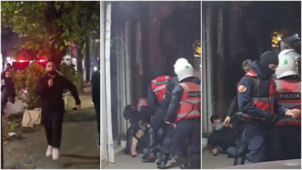 Shtatë efektivë rrethojnë protestuesin, e dhunojnë me shkopa gome dhe e shtrijnë në tokë