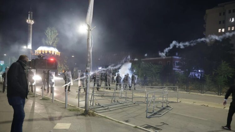 Tensionohet situata para Kuvendit, hidhen flakadanë dhe gaz lotsjellës (VIDEO)