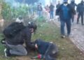 Situatë alarmante te Kryeministria, policia vërsul qindra forca drejt studentëve, një person bie pa ndjenja