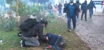 Situatë alarmante te Kryeministria, policia vërsul qindra forca drejt studentëve, një person bie pa ndjenja