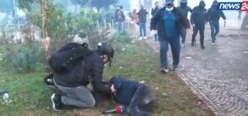 Situatë alarmante te Kryeministria, policia vërsul qindra forca drejt studentëve, një person bie pa ndjenja