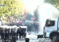 Përshkallëzohen përplasjet te Ministria e Arsimit, ujëhedhësja godet protestuesit dhe mediat