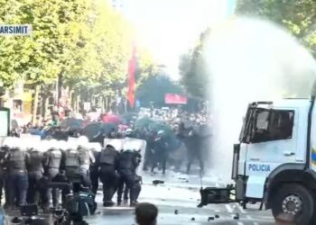 Përshkallëzohen përplasjet te Ministria e Arsimit, ujëhedhësja godet protestuesit dhe mediat