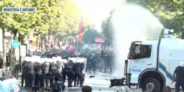 Përshkallëzohen përplasjet te Ministria e Arsimit, ujëhedhësja godet protestuesit dhe mediat