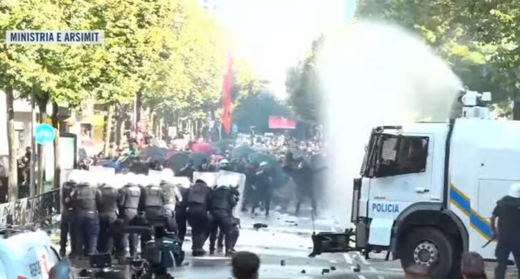 Përshkallëzohen përplasjet te Ministria e Arsimit, ujëhedhësja godet protestuesit dhe mediat