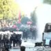 Përshkallëzohen përplasjet te Ministria e Arsimit, ujëhedhësja godet protestuesit dhe mediat