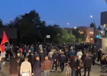 Pas protestës te Ministria e Arsimit, studentë dhe qytetarë marshojnë drejt Kryeministrisë