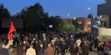 Pas protestës te Ministria e Arsimit, studentë dhe qytetarë marshojnë drejt Kryeministrisë