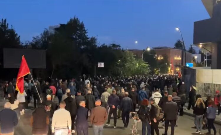 Pas protestës te Ministria e Arsimit, studentë dhe qytetarë marshojnë drejt Kryeministrisë