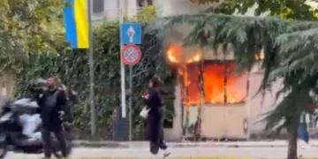 Tensionet në protestë, digjet kabina e rojës pranë ish-Ambasadës Ruse