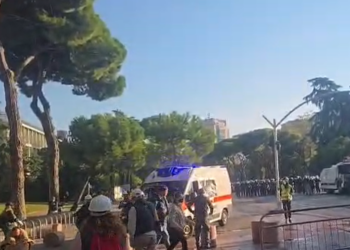 Tre të lënduar gjatë protestës, mes tyre një 15-vjeçar