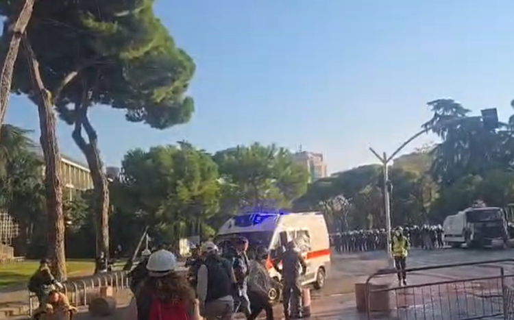Tre të lënduar gjatë protestës, mes tyre një 15-vjeçar