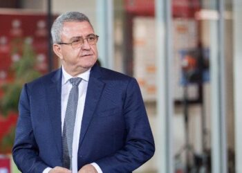 U plagos në protestë/ “Familja kuqezi është pranë tij”, Armand Duka mesazh për Erjon Vishkullin
