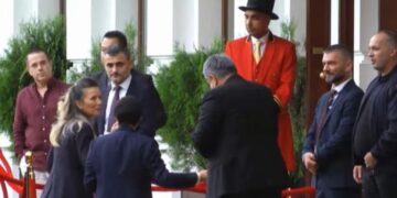 ‘Non grata’ lë Berishën jashtë pritjes së ambasadorit të ri amerikan, ja politikanët që morën pjesë