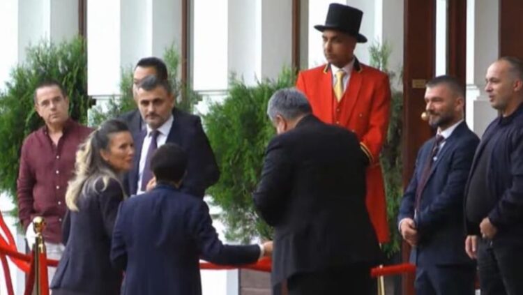 ‘Non grata’ lë Berishën jashtë pritjes së ambasadorit të ri amerikan, ja politikanët që morën pjesë