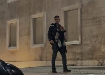 Pas mesazhit “Jo dhunë” të Ambasadës së SHBA/ Studentët rikthehen tek Kryeministria, Policia tërheq autobotet