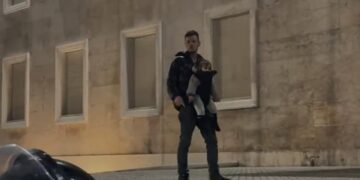 Pas mesazhit “Jo dhunë” të Ambasadës së SHBA/ Studentët rikthehen tek Kryeministria, Policia tërheq autobotet