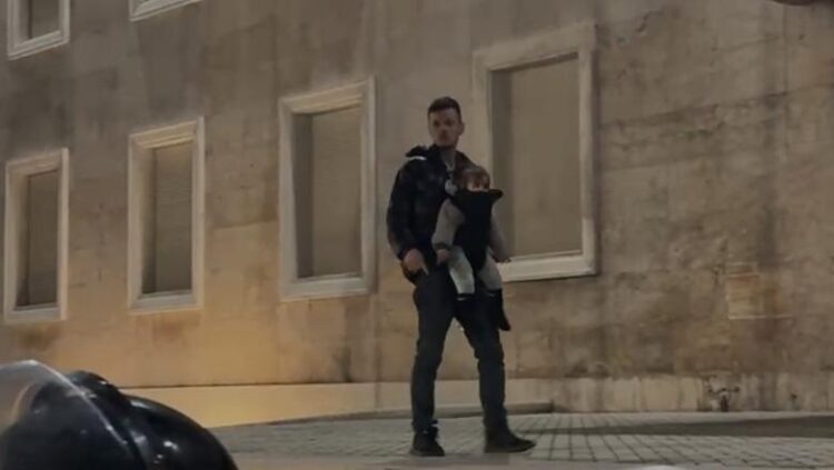 Pas mesazhit “Jo dhunë” të Ambasadës së SHBA/ Studentët rikthehen tek Kryeministria, Policia tërheq autobotet