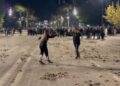 Të rinjtë sfidojnë policët në bulevard, kërcejnë vallen e Tropojës