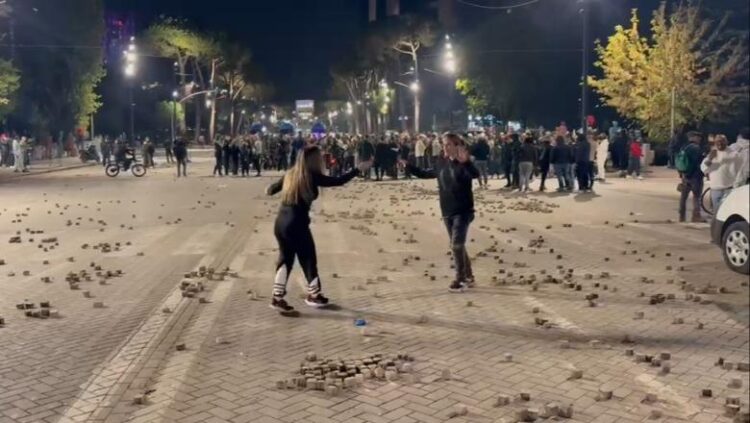 Të rinjtë sfidojnë policët në bulevard, kërcejnë vallen e Tropojës