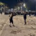 Të rinjtë sfidojnë policët në bulevard, kërcejnë vallen e Tropojës