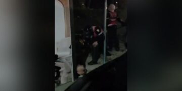 Dhunoi qytetarin me shkop gome, Policia: Pezulluam efektivin e ‘Shqiponjave’, hetim për dëmtimin në sy të 28-vjeçarit