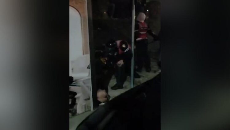 Dhunoi qytetarin me shkop gome, Policia: Pezulluam efektivin e ‘Shqiponjave’, hetim për dëmtimin në sy të 28-vjeçarit
