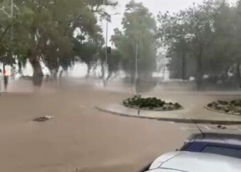 Reshje të dendura shiu në Vlorë, përmbyten disa rrugë, bllokohet segmenti drejt Orikumit
