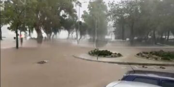 Reshje të dendura shiu në Vlorë, përmbyten disa rrugë, bllokohet segmenti drejt Orikumit