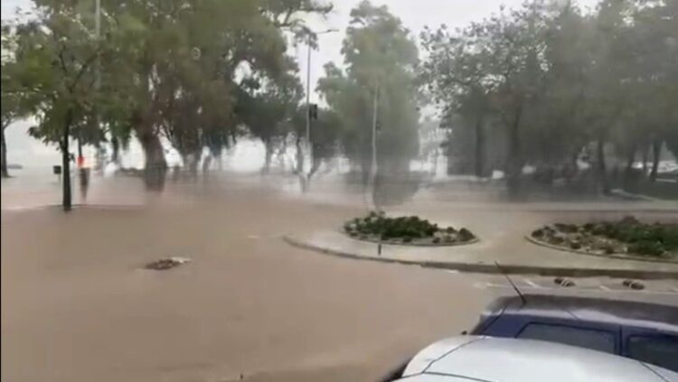 Reshje të dendura shiu në Vlorë, përmbyten disa rrugë, bllokohet segmenti drejt Orikumit