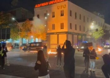 Vijon përleshja me policinë, protestuesit u hedhin molotovë automjeteve, tre të lënduar