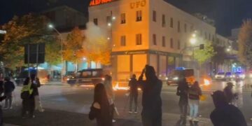 Vijon përleshja me policinë, protestuesit u hedhin molotovë automjeteve, tre të lënduar