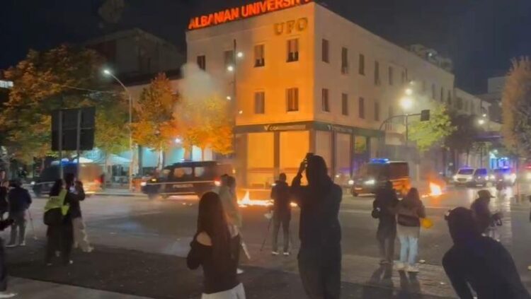 Vijon përleshja me policinë, protestuesit u hedhin molotovë automjeteve, tre të lënduar