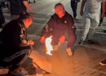 Studentët djegin fotot e Ramës dhe Vuçiç para Kryeministrisë: Dorëheqja e panegociueshme