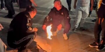 Studentët djegin fotot e Ramës dhe Vuçiç para Kryeministrisë: Dorëheqja e panegociueshme