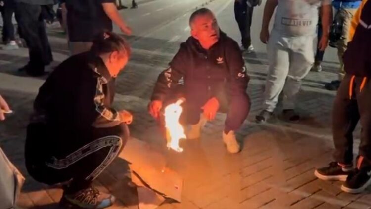 Studentët djegin fotot e Ramës dhe Vuçiç para Kryeministrisë: Dorëheqja e panegociueshme