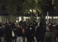 Trazirat zhvendosen në rrugët e kryeqytetit: Protestuesit thyejnë xhamat dhe futen brenda bankës (VIDEO)