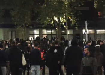 Trazirat zhvendosen në rrugët e kryeqytetit: Protestuesit thyejnë xhamat dhe futen brenda bankës (VIDEO)