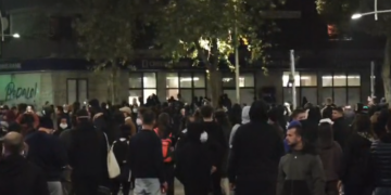 Trazirat zhvendosen në rrugët e kryeqytetit: Protestuesit thyejnë xhamat dhe futen brenda bankës (VIDEO)