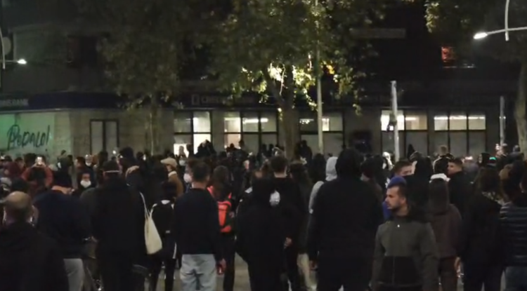 Trazirat zhvendosen në rrugët e kryeqytetit: Protestuesit thyejnë xhamat dhe futen brenda bankës (VIDEO)
