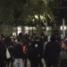 Trazirat zhvendosen në rrugët e kryeqytetit: Protestuesit thyejnë xhamat dhe futen brenda bankës (VIDEO)