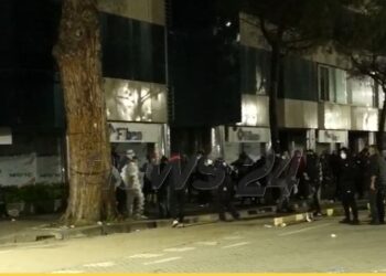Policia ndërhyn për të shpërndarë protestuesit, në bulevard del edhe autoboti i ujit, hidhet gaz lotsjellës