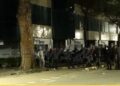 Përplasje me policinë hidhen gurë, thyhen xhamat e katit të parë tek Kryesia e Kuvendit