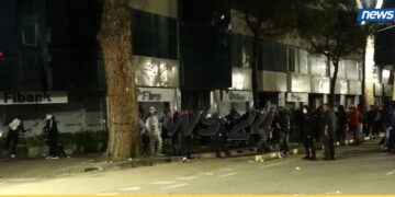 Përplasje para Kuvendit/ Protestuesit hedhin gurë drejt policisë, thyhen xhamat e katit të parë